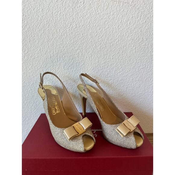 Salvatore Ferragamo Bloomy Slingback Peep Toe Pumps Beige Pebble Calf Size 7B - Picture 1 of 3